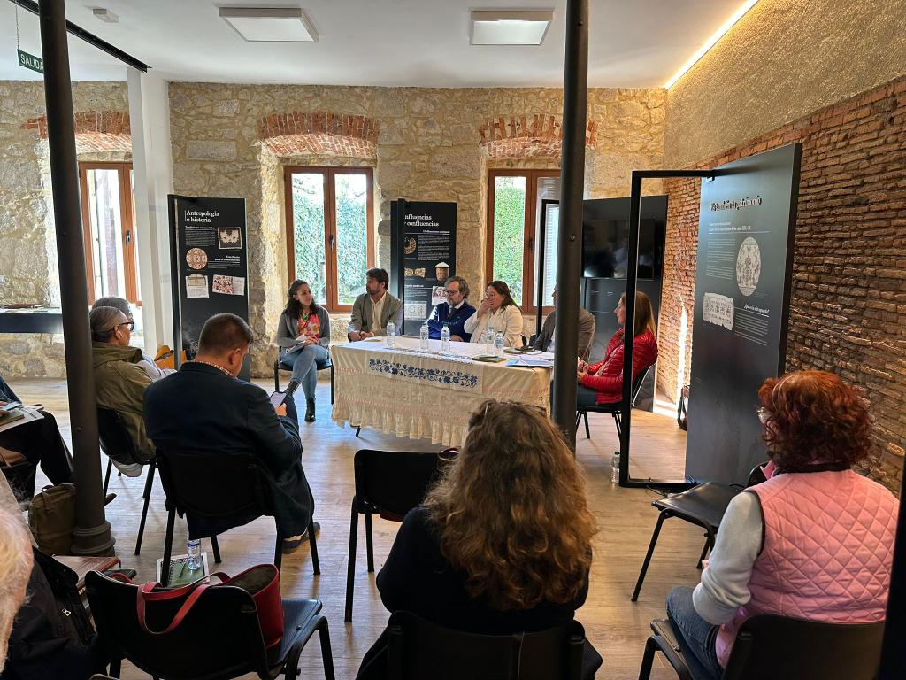 Segunda mesa redonda

Intervienen:
D. Antonio Cámara López. Diputado provincial Salamanca.
D. Carlos Caro Domínguez. Mancomunidad Tajo-Salor (Cáceres)
Dña. Almudena Sánchez Vicente. CEAS Tamames
Dr. Marcos Almeida Cerreda. USC.
Dña. Miriam Agreda Ruano. Villanueva del Conde