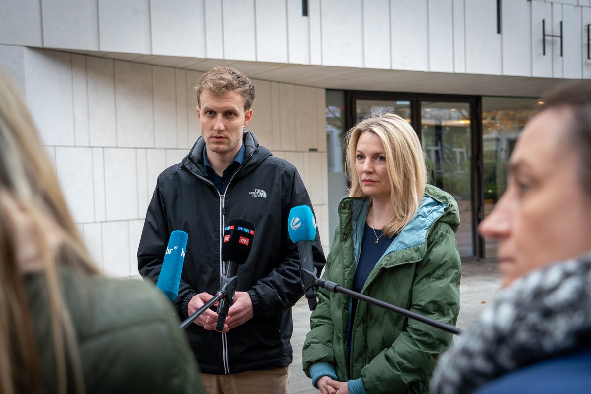 gruenehessen's tweet photo. "Die Bundes-FDP unter Christian Lindner hat erneut gezeigt, dass sie nicht regierungsfähig ist. 2017 ist sie noch vor der Bildung einer Regierung ..." Unsere Landesvorsitzenden @kathrin_anders und Andreas Ewald zum #AmpelAus. #FDP #Lindner #Ampel https://t.co/9F3I9VvDdV https://t.co/2cZZSt6cjY