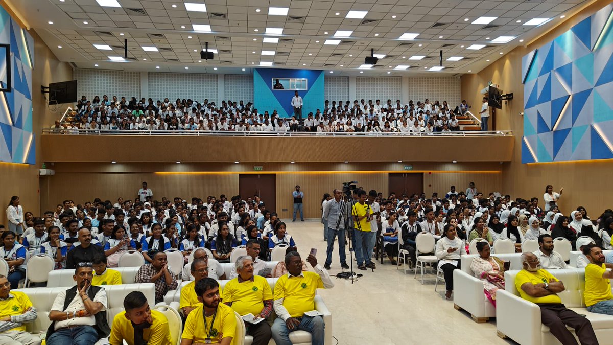 3d_india's tweet photo. College and university students participating with the 3rd World  March for Peace &amp; nonviolence at Mumbai today. 
Students Marching from Walia college to Bhavans college Andheri. #students #NSS #worldmarch @WorldMarch #Mumbai @TusharG https://t.co/rtDz5au8dU