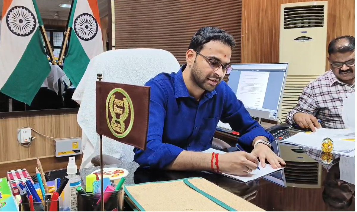 bstvlive's tweet photo. कौशाम्बी  : स्वास्थ्य समिति की समीक्षा बैठक में भड़के डीएम

➡डीएम ने कई अफसरों का 1 दिन का वेतन काटकर भत्ता रोका
➡मंत्रा पोर्टल पर फीडिंग कम पाए जाने पर BPM कड़ा का वेतन रोका
➡BCPM सिराथू,  DCPM,  नोडल डिप्टी CMO का वेतन रोका
➡मुख्यालय में रात्रि निवास न करने वाले अफसरों पर भी एक्शन
➡डीएम की कार्रवाई के बाद जिले के अफसरों में मचा हड़कंप.

#Kaushambi @DMkaushambi