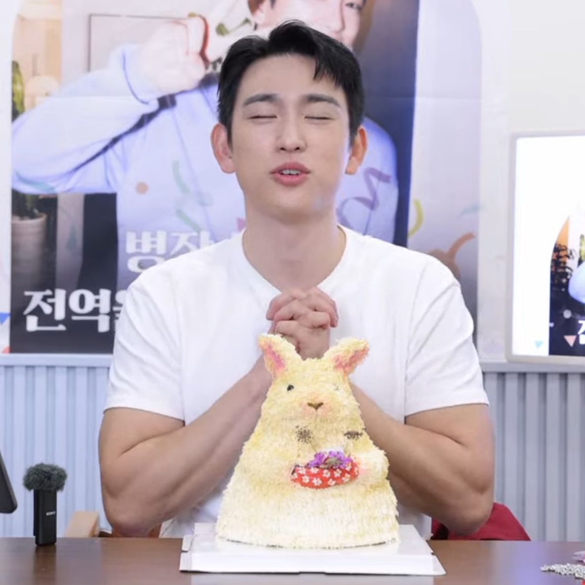 got7koreaj's tweet photo. うさぎのケーキが似合うこんな30歳いる？？ https://t.co/8HJEk5w3LC