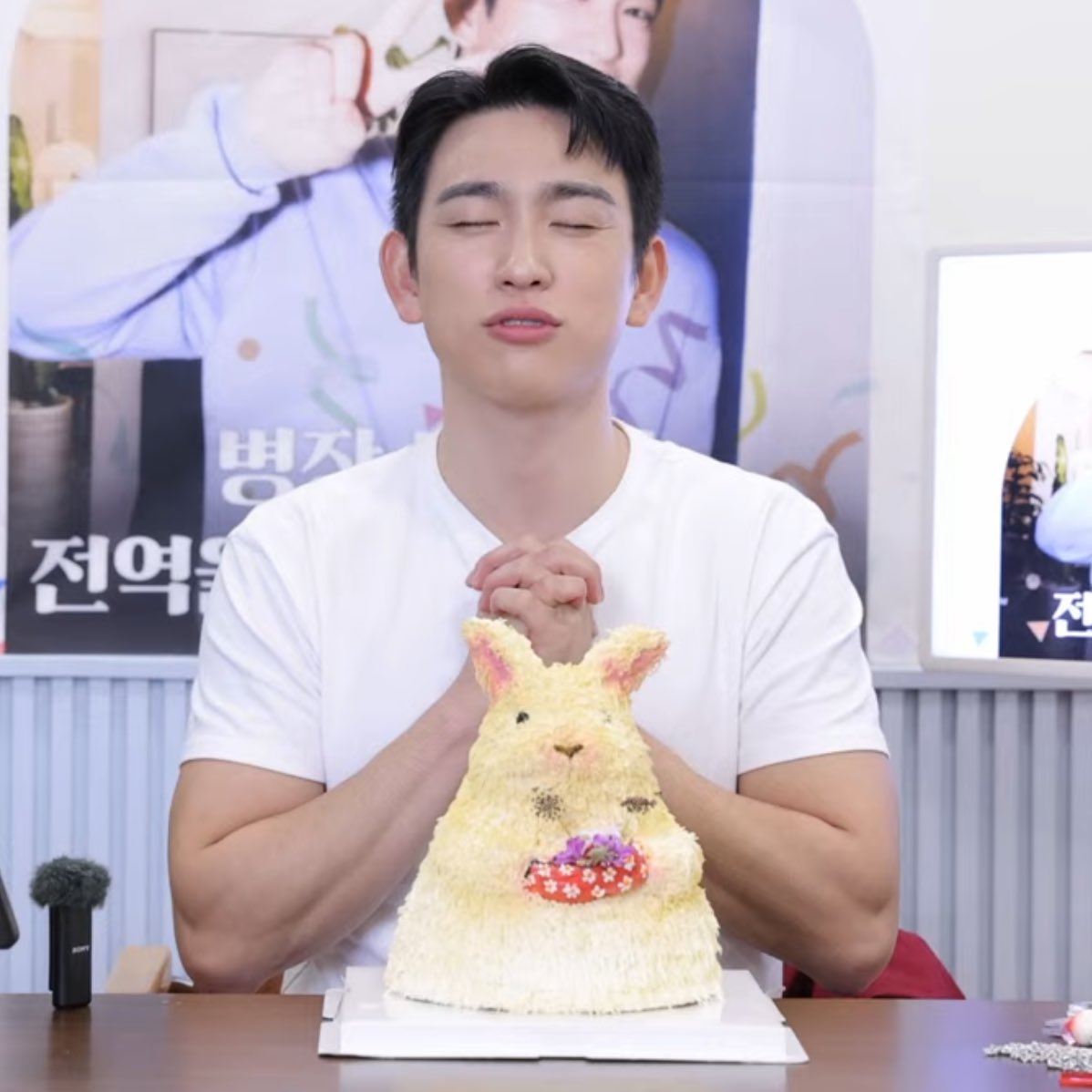 got7koreaj's tweet photo. うさぎのケーキが似合うこんな30歳いる？？ https://t.co/8HJEk5w3LC