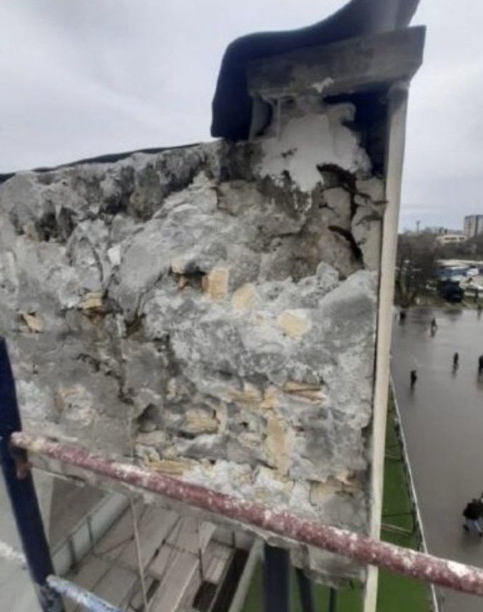 amfetaminolohie's tweet image. Na fasadi mermerne ploče, a iza fasade kartonski džakovi umuljani u cement. To je bukvalno karikatura Vučića i njegove stranke. Slika i prilika. To je današnja Srbija. Sve što nam se dešava staje u ovu fotografiju.  🙏