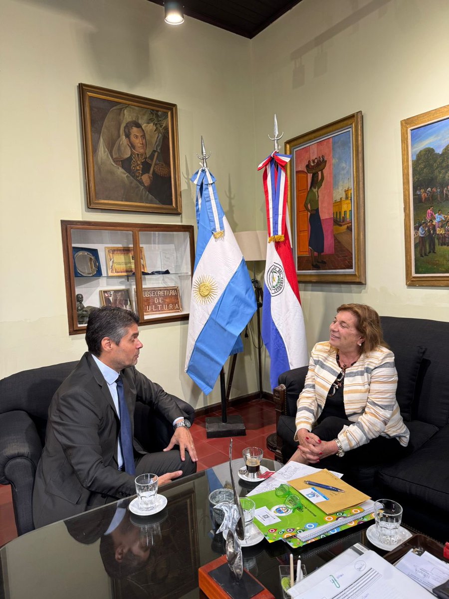 ConsulparRcia's tweet photo. Visitamos a la señora Beatriz Kunin, Presidenta del Instituto de Cultura de Corrientes. Importante reunión donde concordamos que las expresiones culturales son herramientas fundamentales en la integración de los pueblos. 🇵🇾🇦🇷
#ConsuladoPy #Cultura #Corrientes #Argentina https://t.co/Jk1QRV26oT