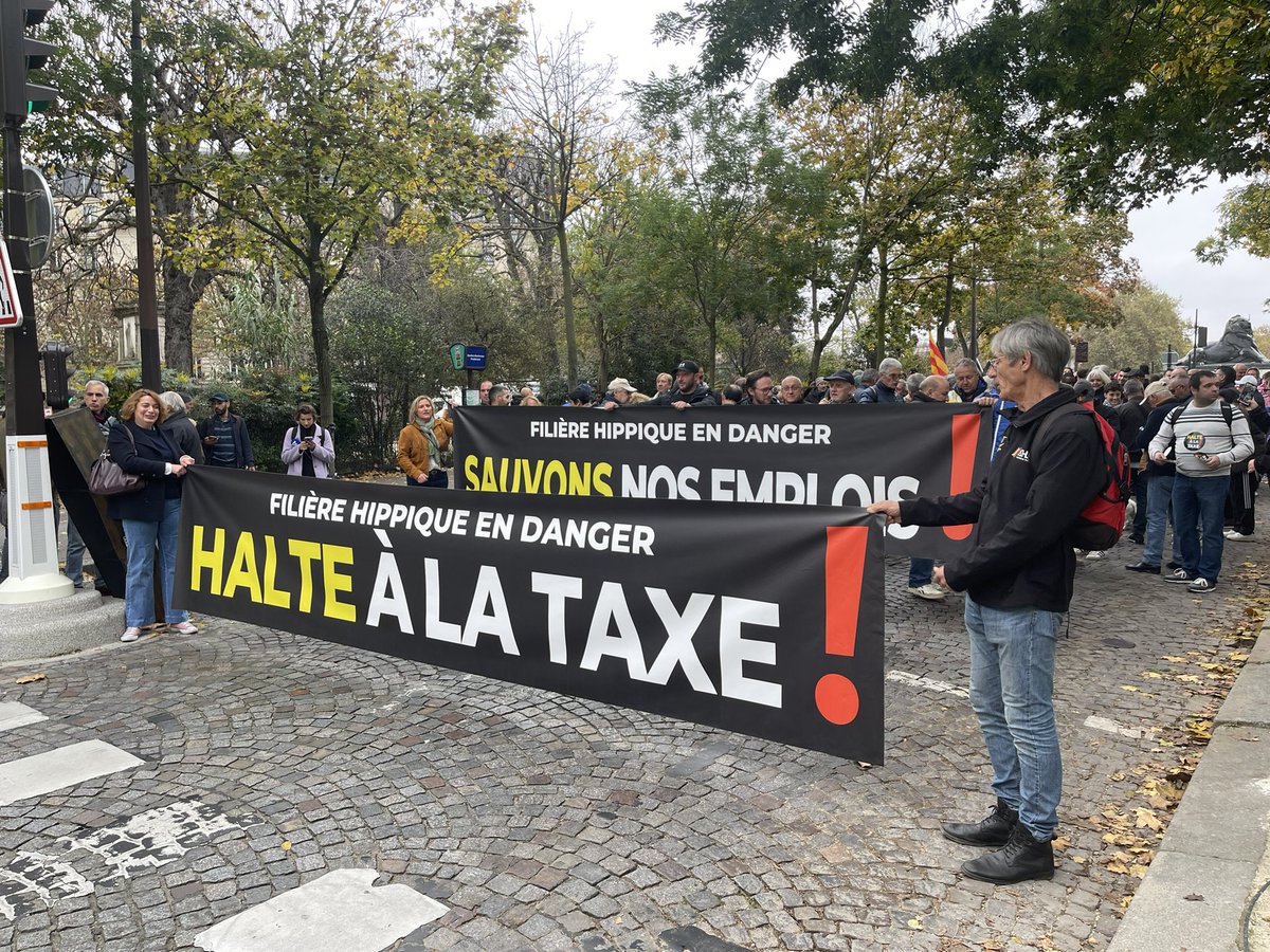 🔴En direct 

La #manifestation va bientôt prendre le départ 📢
