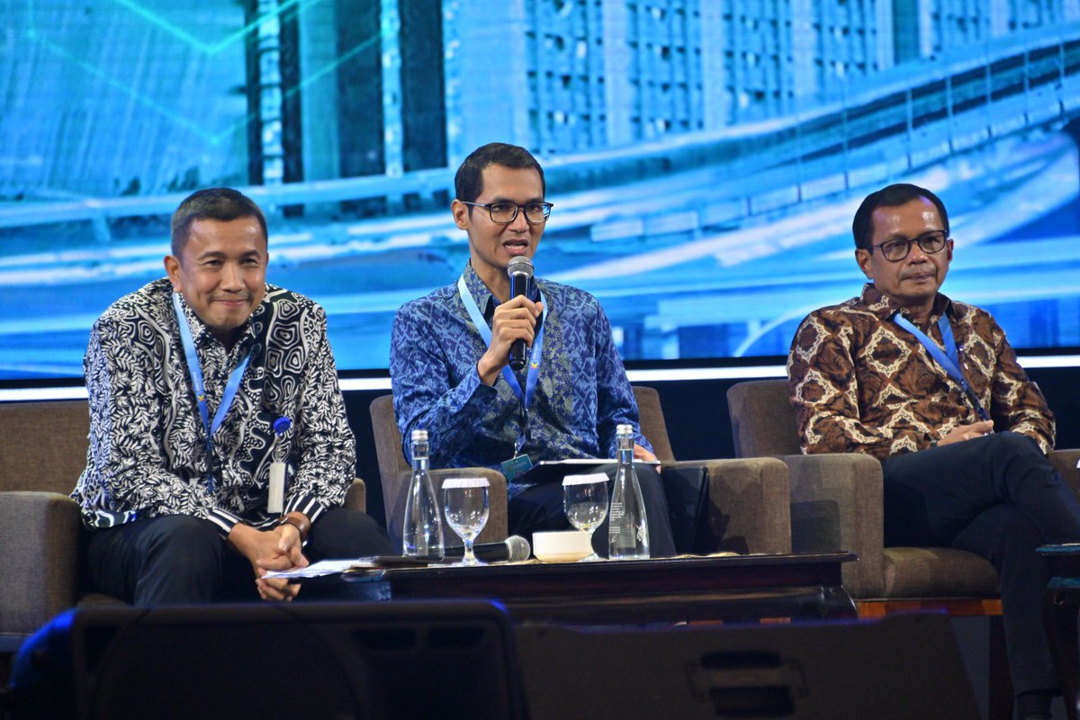 Konstruksiind's tweet photo. 🔹 Rantai Pasok Conference di Konstruksi Indonesia 2024 🔹

Hari ini, para pakar industri berkumpul di Rantai Pasok Conference untuk membahas strategi penguatan rantai pasok konstruksi! 🌐🔗

#KonstruksiIndonesia #RantaiPasok #InfrastrukturBerkelanjutan #KI2024 https://t.co/486SbgK4hP