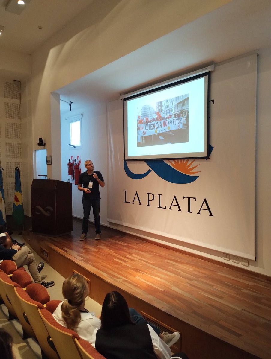 A2B2C (@a2b2c) on Twitter photo 📣 Ya comenzó la charla de nuestro keynote Toni Gabaldón (<a href="/toni_gabaldon/">Toni Gabaldón</a>) - IRB, España
📁 Podés descarga el programa del congreso desde nuestra web: congresos.unlp.edu.ar/a2b2c2024/prog… 📣 Ya comenzó la charla de nuestro keynote Toni Gabaldón (<a href="/toni_gabaldon/">Toni Gabaldón</a>) - IRB, España
📁 Podés descarga el programa del congreso desde nuestra web: congresos.unlp.edu.ar/a2b2c2024/prog…