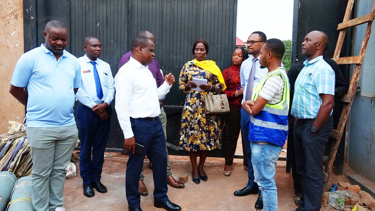 Naibu Katibu Mkuu Wizara ya Mifugo na Uvuvi (Uvuvi) Dkt. Edwin Mhede (wa tatu kushoto) akisisitiza kukamilika kwa kiwanda cha kuchakata samaki Lifa  kilichopo Mkoani Kigoma, wakati alipofanya ziara ya kikazi mkoani humo kuanzia tarehe 5 hadi 7 Mwezi Novemba Mwaka 2024.