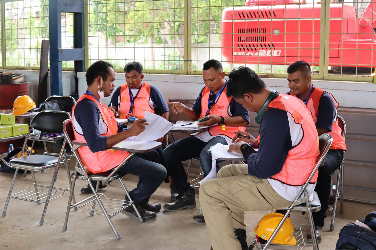 Konstruksiind's tweet photo. Keseluruhan rangkaian lomba kategori alat berat berlangsung dengan lancar! Semoga tenaga kerja konstruksi, selalu jaya! 🏗

#TenagaKerjaKonstruksi https://t.co/HN7FyYTB3m