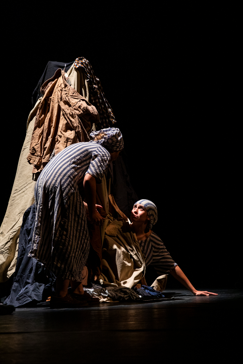 🎭 Hoy en #Nave73 'Las niñas de Humenné' nos lleva a la historia de las primeras jóvenes judías en llegar a Auschwitz y las últimas en salir. Una obra conmovedora que no te puedes perder.

🕗 20h. 🎟️ nave73.es/las-ninas-de-h…
#TeatroMadrid #AgendaCultural #OcioMadrid