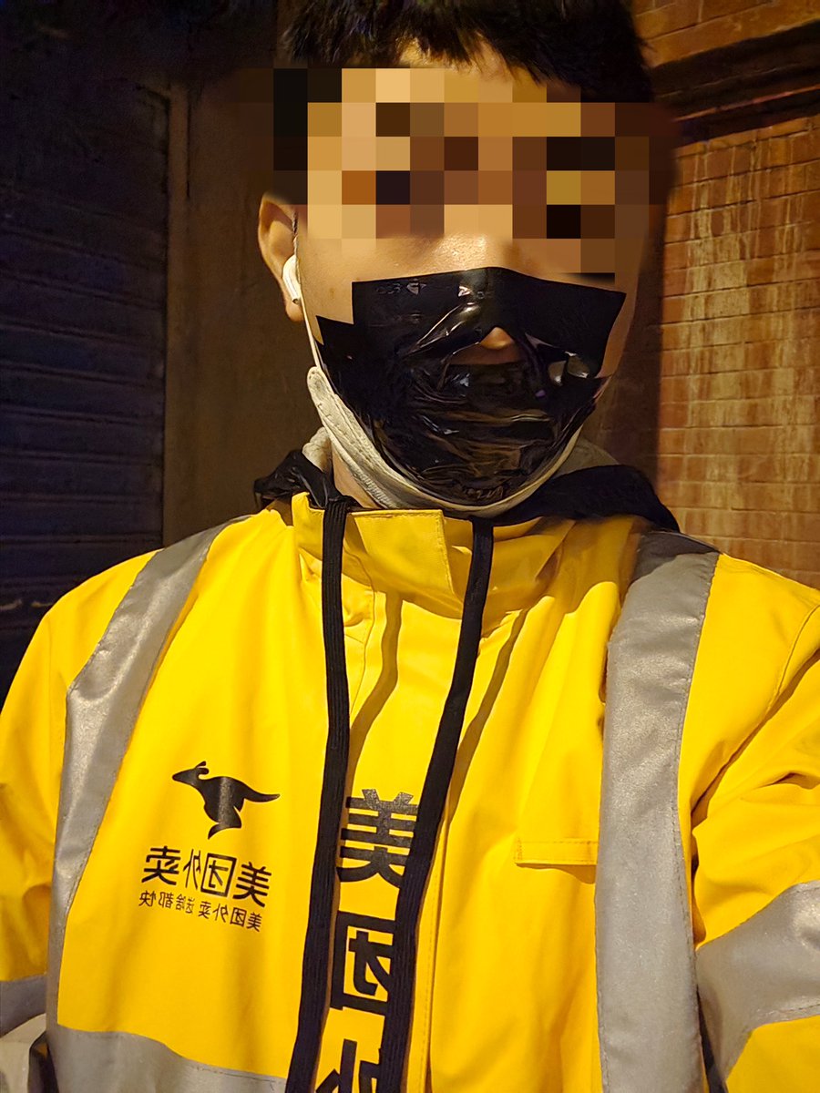 “外卖到了嗷”
结果只能发出唔唔唔的声音😶
图一状态的端倪被一家烧烤店老板发现，盯着看了挺久🫠
（虽然只这样送了几单，zd刺激🥶）