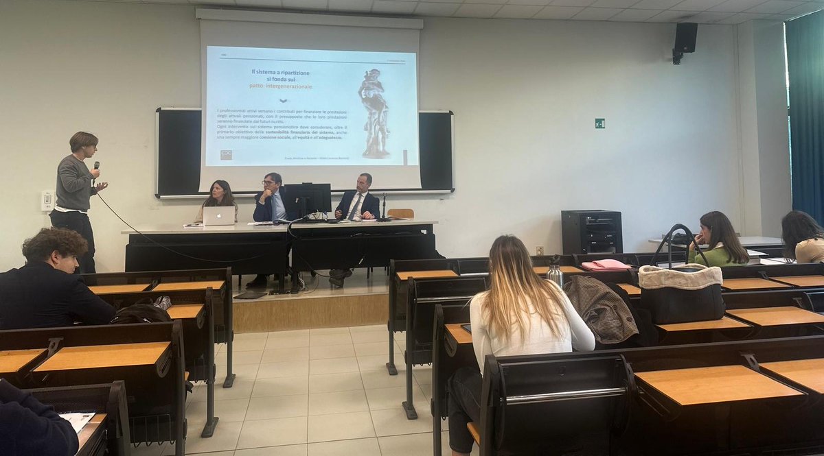 Cassa_CDC's tweet photo. Torna #CDCEdu - Fare i conti con il futuro, il progetto di formazione universitaria sulla cultura previdenziale della Cassa #DottoriCommercialisti.
Si è tenuta oggi la prima lezione presso @UniTeramo su previdenza, assistenza e sostenibilità sociale. https://t.co/m9YLDldkRn