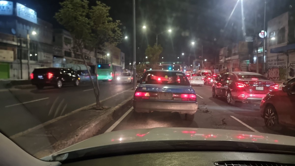 vugopralaz's tweet photo. @UCS_GCDMX @TlalpanAl @Gabyosoriohdz @SSC_CDMX @ImagenTVMex @telediario @TlalpanVecinos Son las 6am #picachoajusco frenado transporte público y Particulares en sentido contrario, @Gabyosoriohdz @TlalpanAl que tenemos que hacer para que hagan su trabajo y pongan orden, tenemos que salir a las 4am ya no dormiríamos, URGE POLICIAS DE TRANSITO QUE AGILICEN LA BAJADA. https://t.co/v5S852XOF4