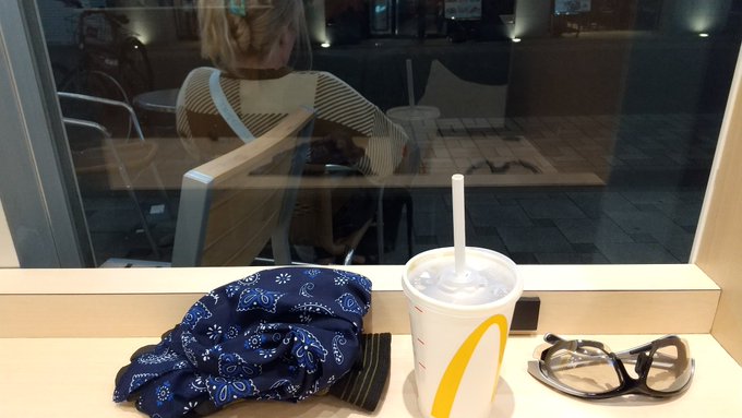 ゆるポタで浅草のマック。ネックスピーカーはかなりいい感じ。フード部分がちょうどスピーカー部にかぶってるけど、ちゃんと聴こえる。選曲的にだいぶ恥ずかしい感はあるけど、周りが外人さんばかりだから判らないだろコレ😅。コレ使う時は、フード無しの服の方がいいかも。 