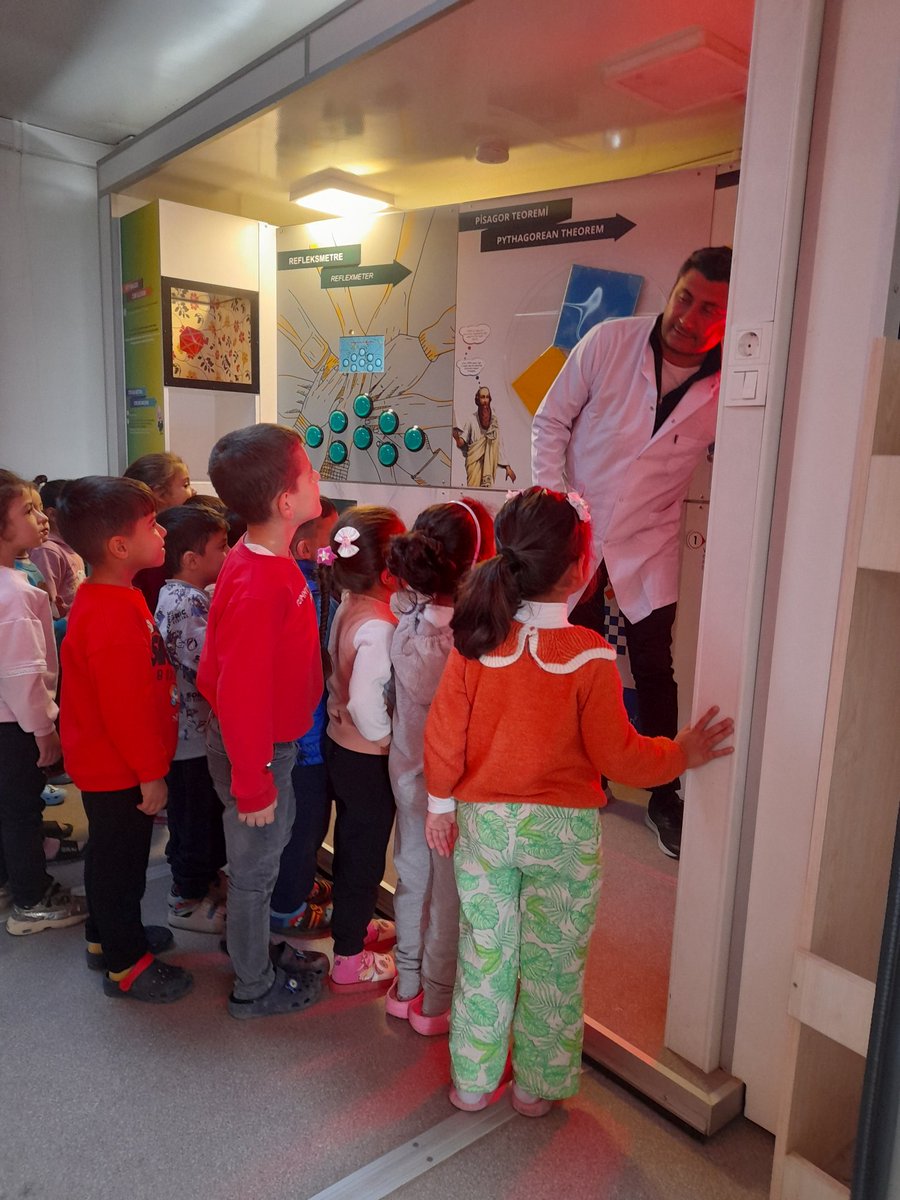 Bilim tırı etkinligimizden eğlenceli kareler 
<a href="/MustafaBozgyk27/">Mustafa Bozgeyik</a> 
<a href="/Oguzeli_mem/">Oğuzeli İlçe Milli Eğitim Müdürlüğü</a> 
<a href="/Gaziantep_MEM/">Gaziantep İl Millî Eğitim Müdürlüğü</a>