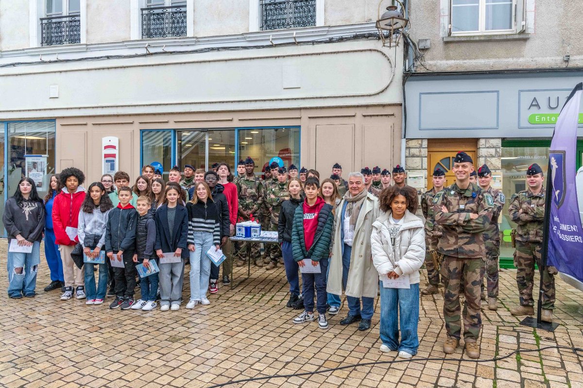 Vente de bleuets au marché de Beaugency ! 🌟

En partenariat avec notre classe de défense, nos cuirassiers ont partagé un moment de solidarité en vendant des bleuets au marché 🫡

#VotreHistoireNotreHistoire #Bleuet