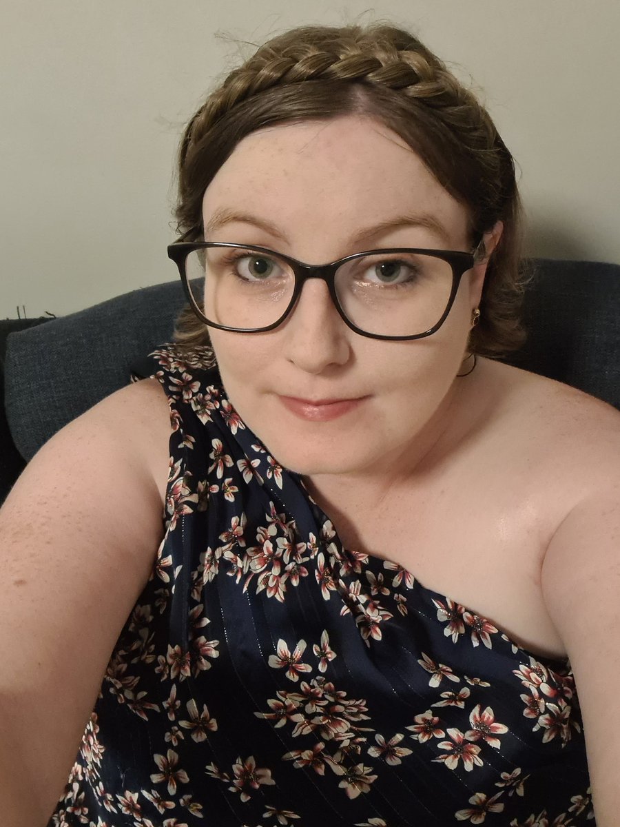 BeccyC95's tweet photo. Fancy college event after a long day of parenting means going from this to this in half an hour 😄 https://t.co/GkkUqDiWCZ