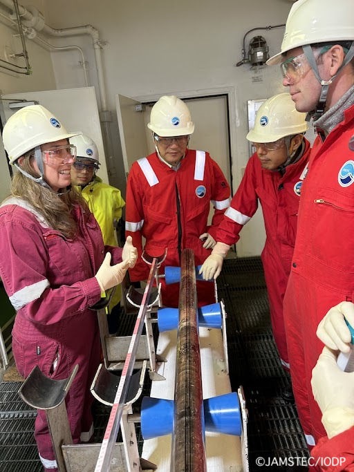 Chikyu_JAMSTEC's tweet image. 11/6 (Wed) Chert layer reached‼️
Following coring the #NorthAmericanPlate (overriding), we reached the #PacificPlate (subducting) chert layer &amp;amp; coring in this borehole is now complete👏👏  
📸Checking chert #coresample &amp;amp; having a lively discussions #Chikyu #JTRACK #IODP #JAMSTEC