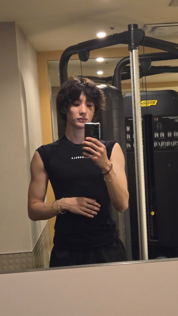 antonisbabo's tweet image. 야..