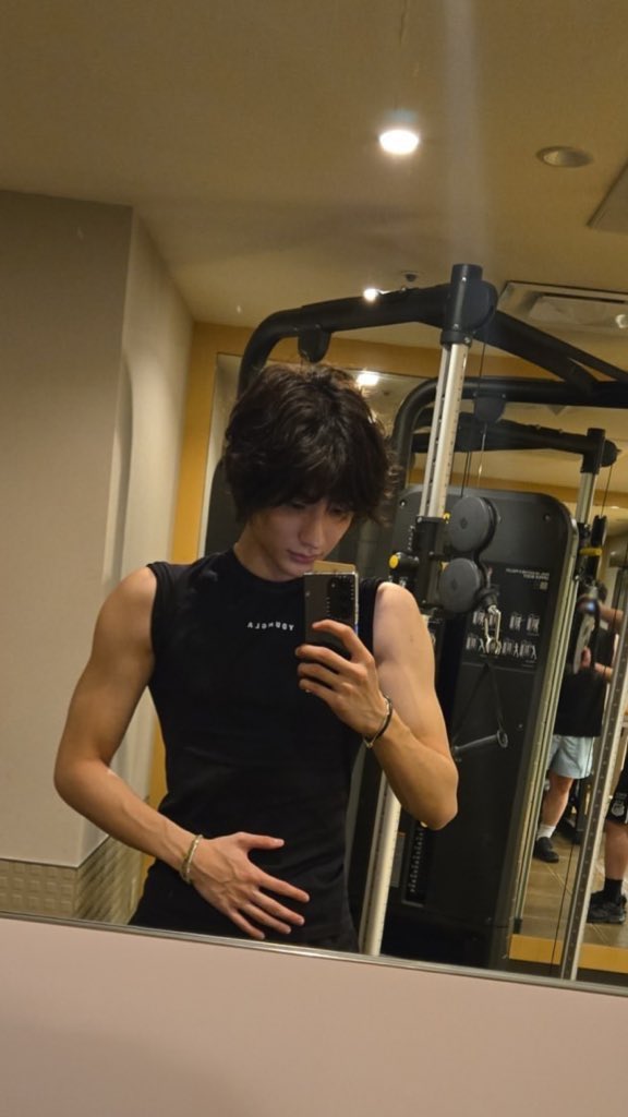 antonisbabo's tweet image. 야..