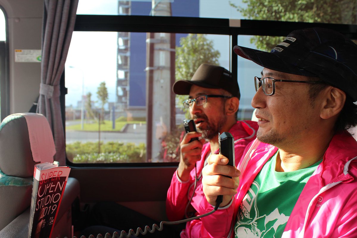 SuperOpenStudio's tweet image. 皆さん、バスツアーの予約はできましたか？

バスツアーに参加すると、アーティストたちのインタビューが載っているS.O.S.関連企画『スタジオと「居る」』のフリーペーパーとオリジナル缶バッチをプレゼント！ぜひぜひご参加ください🚌
予約：Webサイトにて
superopenstudio.net/2024/