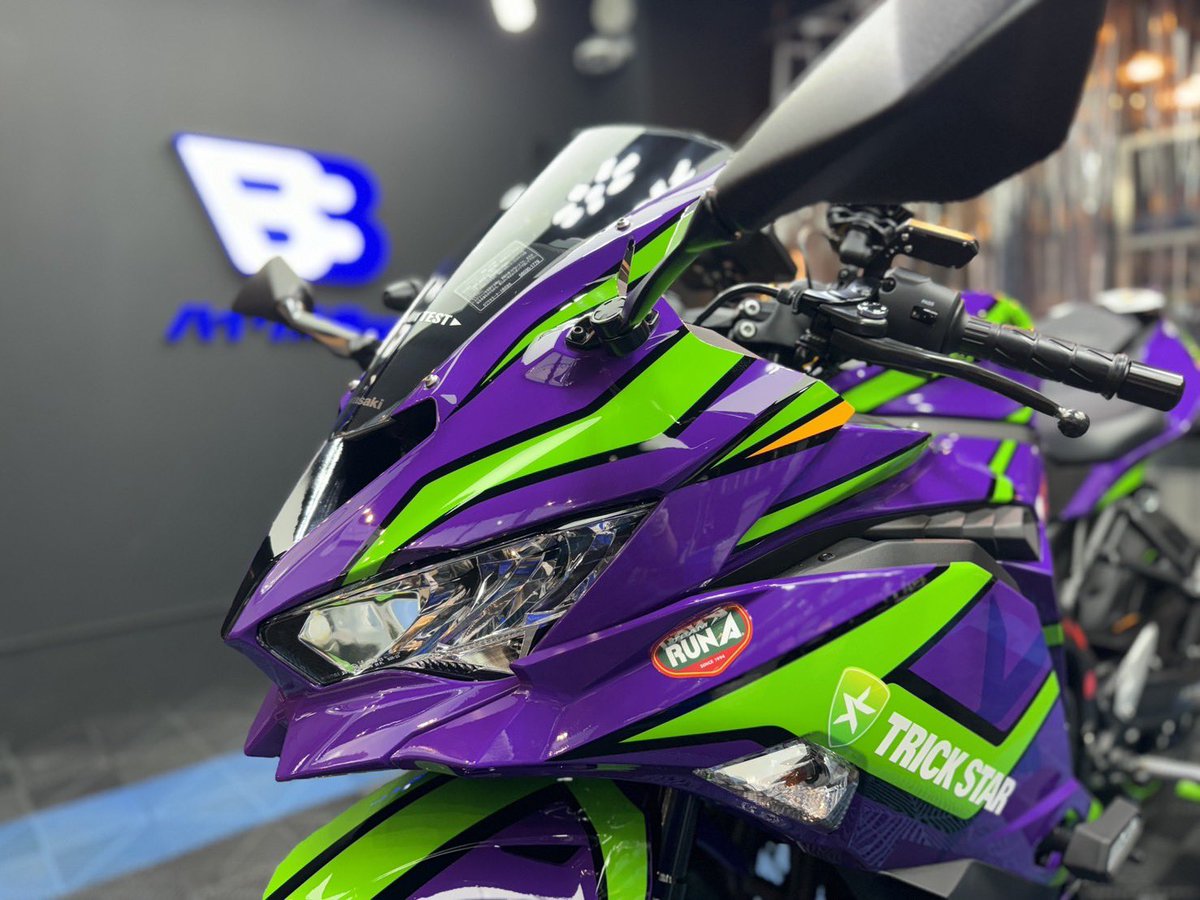 トリックスターチームEVAカラーのカワサキ ninja ZX-25R施工させて