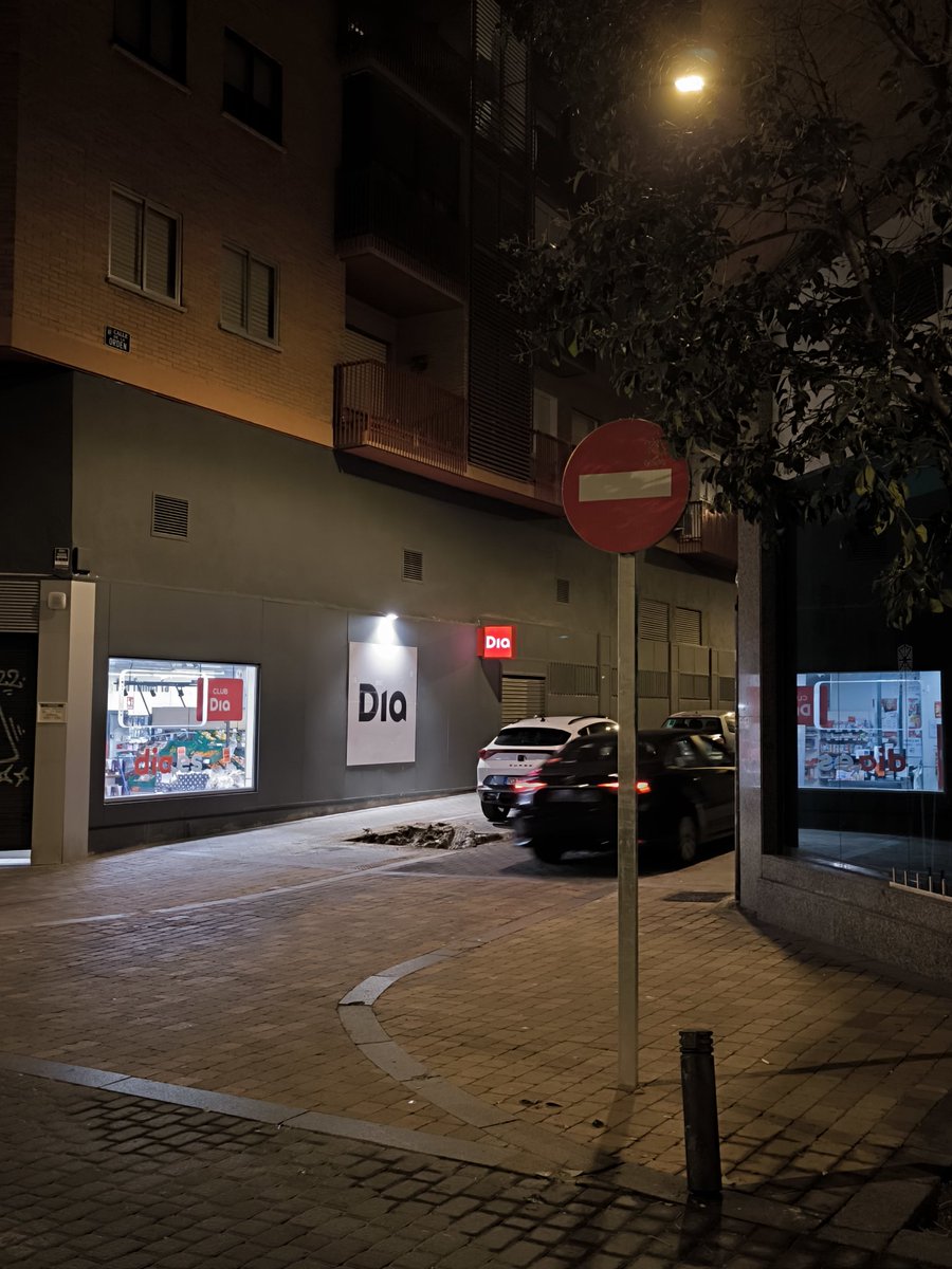 C/Orden #Tetuan <a href="/JMDTetuan/">Distrito de Tetuán</a> <a href="/MADRID/">Ayuntamiento Madrid</a> <a href="/Lineamadrid/">Línea Madrid</a>
4 meses levantada la calle
Un iluminado pone señal ⛔ en los 2 extremos de la calle 🤦🏻‍♀️¿quién dio de paso la obra?¿alguien usa el cerebro ahí?  Quiten la de C/Palencia
¿La <a href="/policiademadrid/">Policía Municipal de Madrid</a> no lo vio en 2 semanas o es que no patrulla?