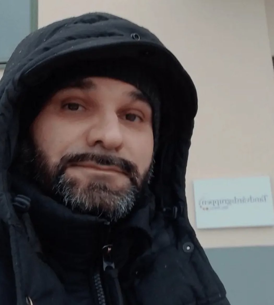 Tidigare i år härjade en serieförbrytare bland Sthlms prostituerade. En man som bokade sexköp - men som istället rånade och våldtog.

Gärningsmannen var 43-årige Salar Zandi, socionom och handläggare på socialtjänsten.

Lyssna på veckans Krimrummet: open.spotify.com/episode/0hUrep…