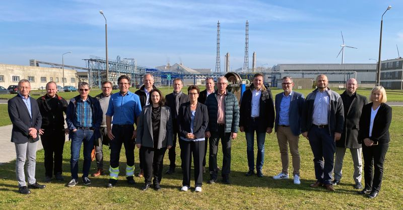 HiPowAR_EU's tweet photo. Dr. Angela Kruth (INP) and Olga Ravkina (IKTS) presented HiPowAR and @WIRcampfire  at the VCI Nordost workshop at YARA Rostock. The focus was on ammonia’s role in energy transition and industry decarbonization, with ceramic membranes key for performance and cost reduction. https://t.co/XyizLDnxUf