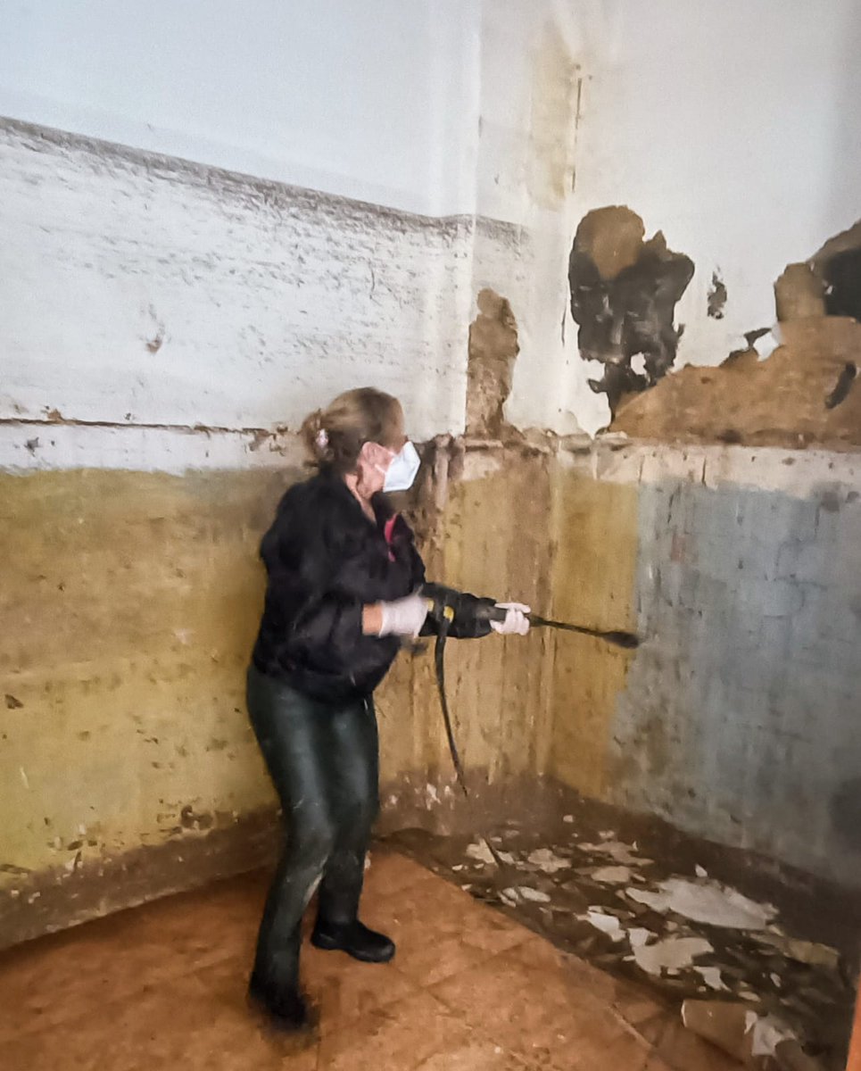 Nuria_MRos's tweet photo. Me he desplazado a Valencia para colaborar en la limpieza tras la DANA Hemos estado en las casas, retirando barro y escombros En medio de la catástrofe, ver a tantas personas ayudando nos recuerda que la humanidad y la solidaridad están vivas Juntos no nos para nada. https://t.co/pyu7ZTmciO