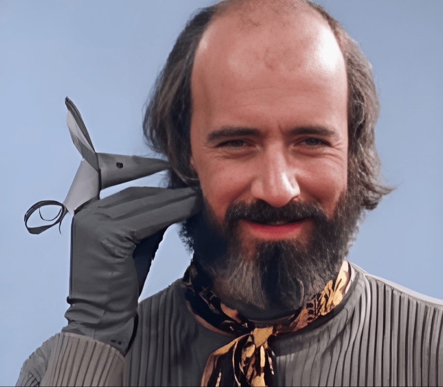 𝗢𝗻 𝗧𝗵𝗶𝘀 𝗗𝗮𝘆

Former Bee Gee singer Maurice Gibb was taught how to sing on this day in 1956. Maurice and his brothers, Barry and Robin went on to become the greatest cover band in existence.