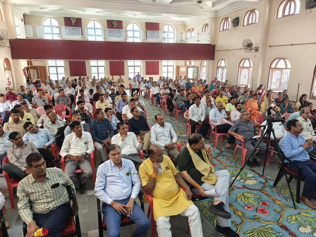 madandilawar's tweet photo. संकल्प अटल
प्रचण्ड बहुमत से फिर खिलेगा कमल!

आज झुंझनू विधानसभा में आयोजित 'दीपावली स्नेह मिलन समारोह' में शामिल होकर क्षेत्रवासियों को दीपावली की शुभाकामनाएं दी, ओर साथ ही आगामी विधानसभा उपचुनाव में भाजपा प्रत्याशी श्री @rajendrabhamboo जी के समर्थन में मतदान करने हेतु आग्रह किया।

समारोह में आशीर्वाद देने पधारे देवतुल्य जनता माननीय प्रधानमंत्री श्री @narendramodi जी एवं माननीय मुख्यमंत्री श्री @BhajanlalBjp जी के कुशल नेतृत्व में जनकल्याण के कार्य कर रही भाजपा की डबल इंजन सरकार के प्रति जनता के अभूतपूर्व समर्थन और विश्वास को दर्शाता है।