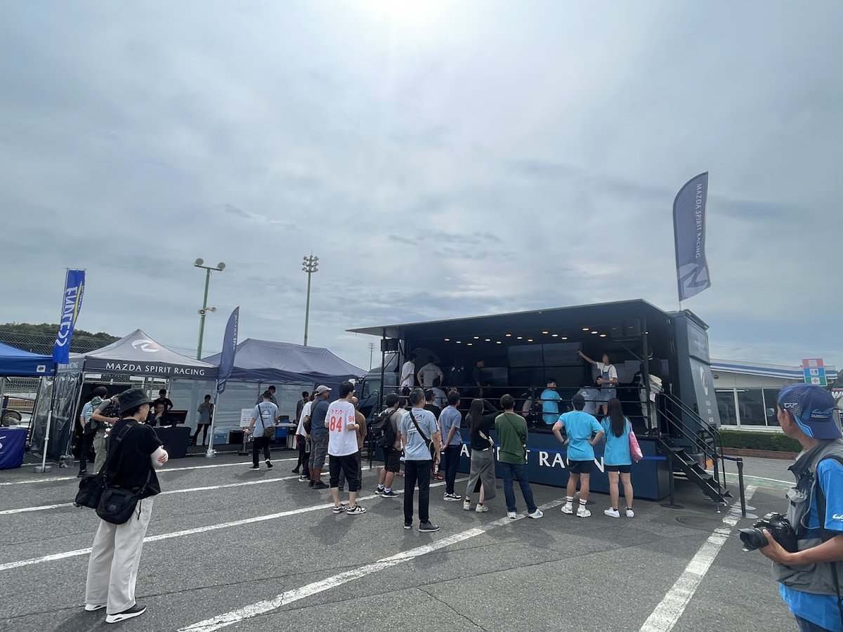 MAZDA_SPIRIT_R's tweet photo. 【🍑岡山:お知らせ】MAZDA SPIRIT RACING with TC CORSEチームがAUTOBACS JEGT GRAND PRIX 2024 Series Supported by GRAN TURISMO Rd.1へイベント会場から参戦!
11月9日(土)15:00(予定)より、国内最大級のeモータースポーツ大会【TOP LEAGUE Rd.1】AUTOBACS JEGT GRAND PRIX 2024 Series Supported by GRAN TURISMOが開催されます。
URL: https://t.co/n6BvJ4r9lE
なんと、この大会にMAZDA FAN FESTA 2024 IN OKAYAMAの会場から、MAZDA SPIRIT RACING with TC CORSEチームがMAZDA RX-VISION GT3 CONCEPTで直接参戦します!
チームの詳細はこちらをご覧ください。
URL: https://t.co/CrkHnzsFcL
国内トップドライバーたちの熱いバトルを間近で見ることができる、貴重な機会です。
ぜひ、MAZDA FAN FESTA 2024 IN OKAYAMAのコンテンツNo.17(サーキット内ミニコース)にお越しいただき、eモータースポーツの魅力と奥深さを体感してください!
*なお、上記時間以外では来場者の皆様がeモータースポーツのタイムアタックに挑戦できる体験型コンテンツをご用意しています。
#MAZDA_SPIRIT_RACING #MAZDA #マツダ #グランツーリスモ #共に挑む #マツダファンフェスタ #MFF2024岡山