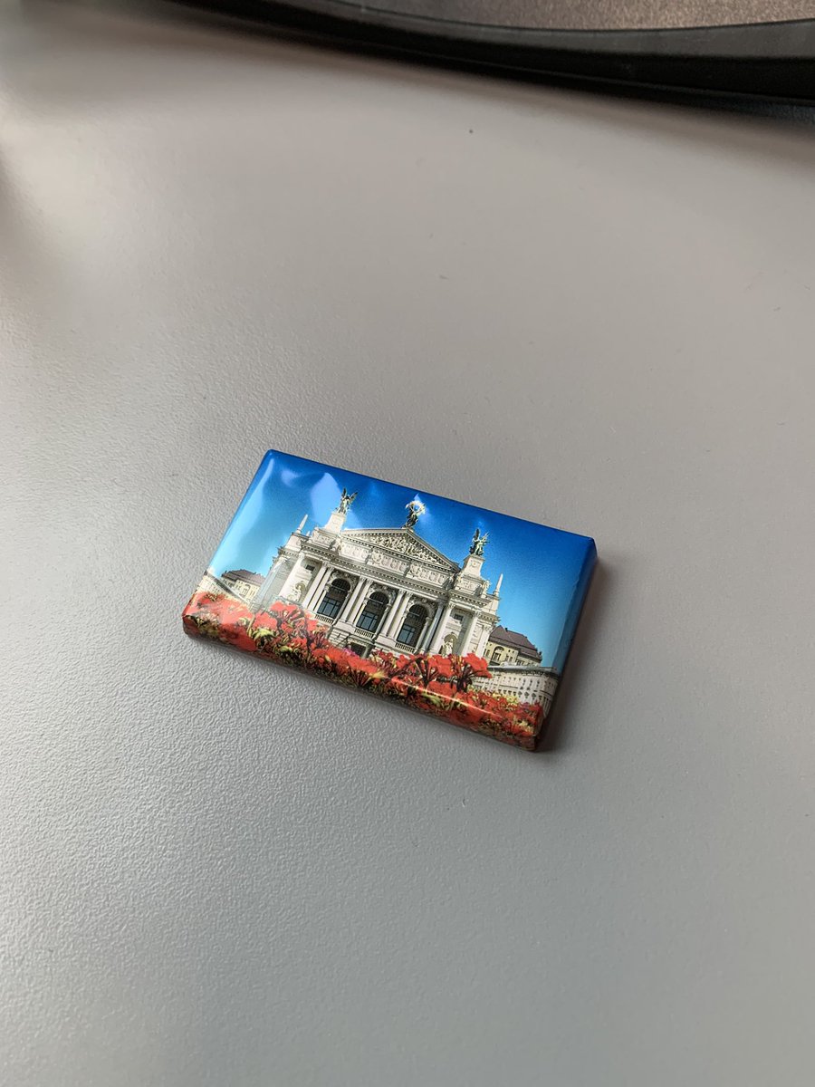 yarycka2's tweet photo. Приходжу на робоче місце в австрійській компанії, а тут мені хтось залишив частинку Львова🥹 https://t.co/ucJ231p42O