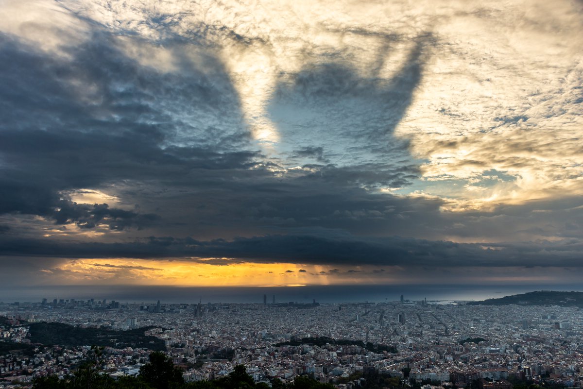 Sombras retroproyectadas de nubes #cumulus #congestus sobre una capa de #altocumulus situada por encima de las primeras, esta mañana 07/77 en #Barcelona #obsFabra #RACAB <a href="/AEMET_Cat/">AEMET_Cataluña</a> <a href="/meteocat/">Meteocat</a> <a href="/btveltemps/">btv el temps</a> <a href="/eltempsTV3/">Sergi Boixader</a> <a href="/ARAmeteo/">ARA Méteo</a> <a href="/tempsdemeteo/">Temps de Méteo</a> <a href="/CloudAppSoc/">Cloud Appreciation Society</a> @wmo