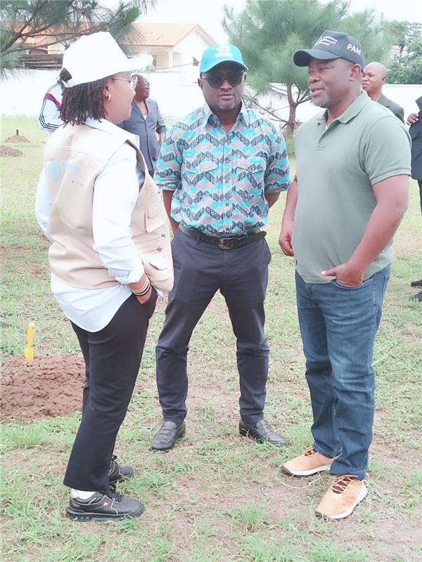 PamCongo's tweet photo. 📷Le Représentant de @PamCongo et les chefs des agences de @UN_Congo aux côtés de la Ministre de l’Économie forestière, Rosalie Matondo, pour la célébration de la Journée nationale de l'arbre à Brazzaville ! #Durabilité #Afforestation #UNCONGO https://t.co/akokkyqhAC