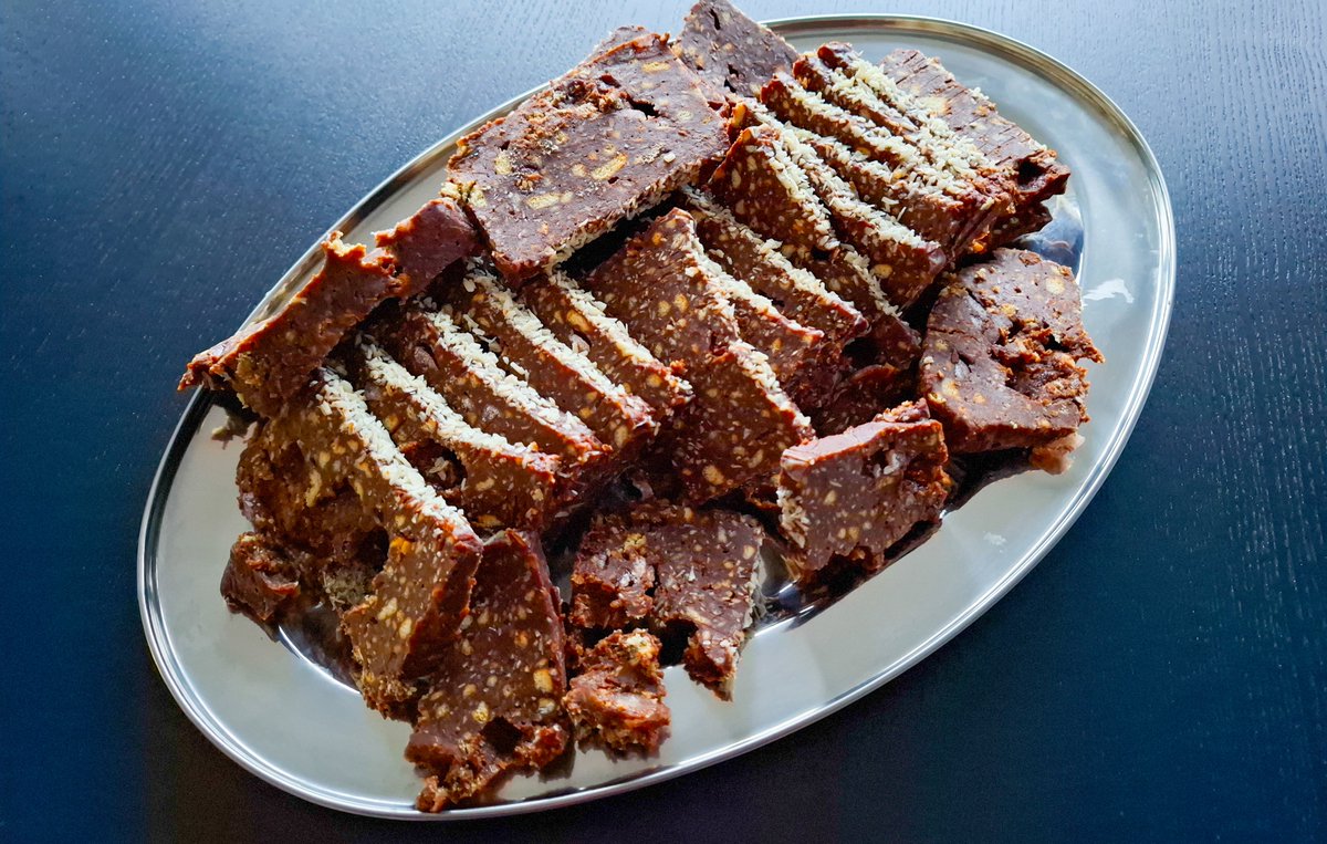 Šodien gatavosim letiņu končas jeb KOTLETES un padalīšos ar KNIFU, lai tās vienmēr būtu SULĪGAS!

Vēl pagatavošu vienkāršo, bet pikanto  GVAKAMOLI un saldo BRUNETI jeb šokolādes desu!

Ļoti priecāšos par LIKE un SHARE. :)

Ķeramies klāt!

🧵👇