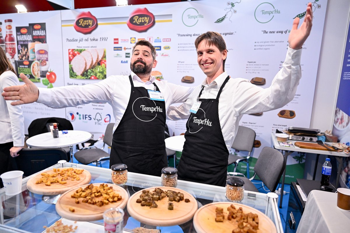TargiKielce's tweet photo. Jakość, unikatowość i innowacyjność – podczas FUTURE PRIVATE LABELS w Targach Kielcach wystawcy z 14 krajów 🌍 prezentują produkty odpowiadające na najnowsze konsumenckie trendy! ✨Jeszcze w czwartek toczą się rozmowy, które przekute będą w kontrakty. #PrivateLabels #markiwłasne https://t.co/uC3rjJlUOX