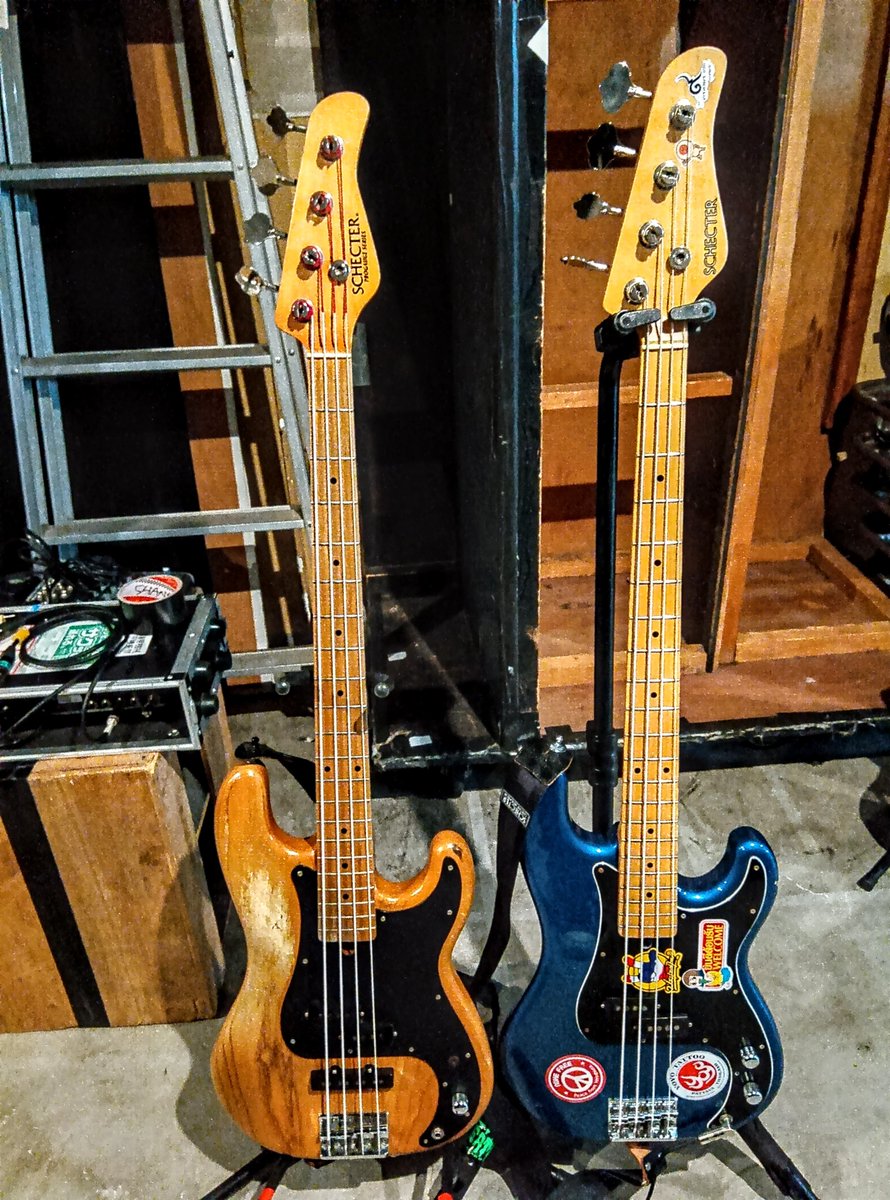 左将平と右オレのSCHECTER BASS @Schecter_JAPAN #TGAOPRツアー