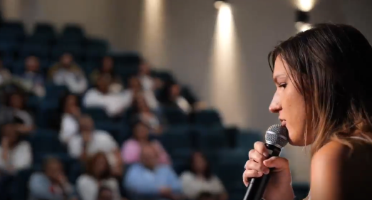 🎯 En marketing comme en vie, sans intention claire, on va droit à l’échec.

Au WORK IN FEST, j’ai fait un One Woman Show pour connecter avec le public.  Chaque punchline avait un but précis. 
Agir avec intention.

Une stratégie alignée ? C’est une boîte prête à décoller ! 🚀