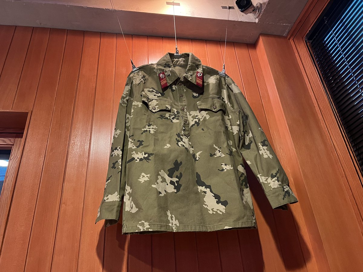 무비랜드 2층에 제훈 존(?) 있어요!!! 영화 팜플렛(용문객잔빼고 다 있음!) 건축학개론 콘티북, 파수꾼 프랑스판 DVD, 사냥의시간 콘티북, 탈주 콘티북, 규남이 옷 증 있음…!! 그 외 곳곳에 볼캡 샘플이나 흔적들 있으니 2층 들렀다 가세요😆 탈주 콘티북 분실없이 아껴보고 나눠봅시당👍