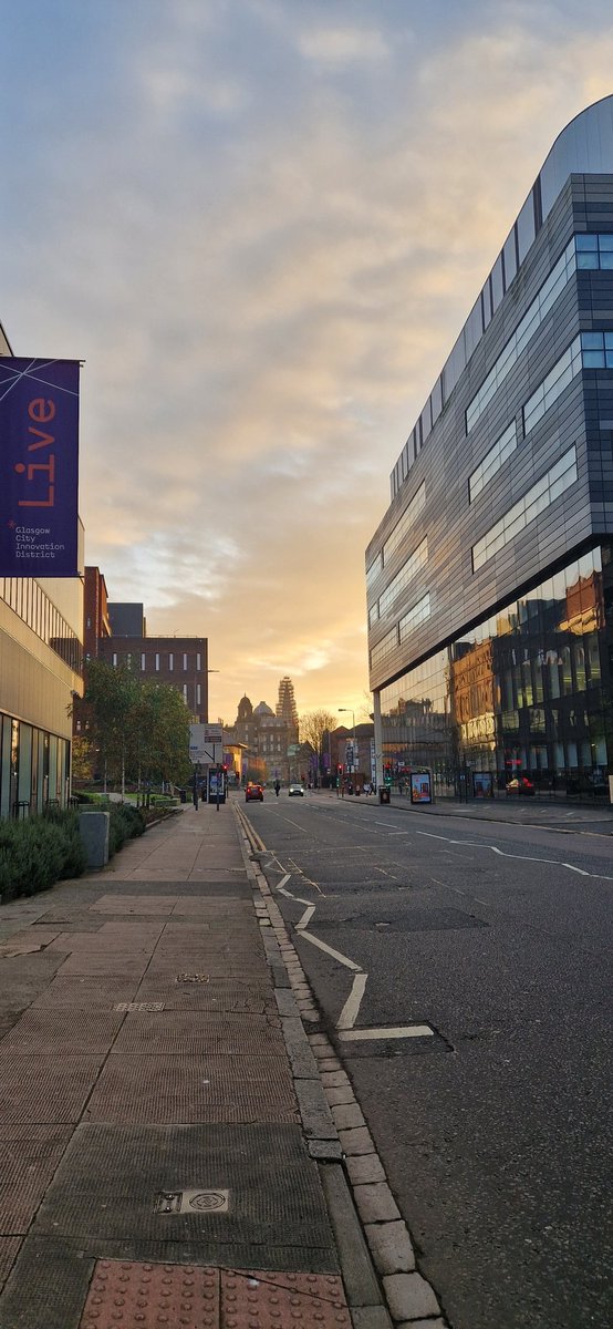 I've been quite down on my city recently, it has become (quite frankly) a bit of a dump in recent years. But today, in the early morning light, I'm reminded why I love it. Great buildings, and so much solidarity in this city, it will take no nonsense (especially Trumpian) 😍