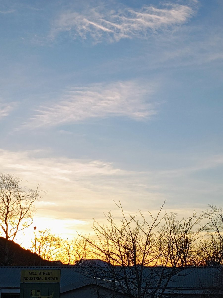 KHD_2017's tweet photo. THE most glorious start to the day for my early #morningwalk with blue sky, #cloudage and the rising sun 😎😎 https://t.co/vt3gTeMUSd