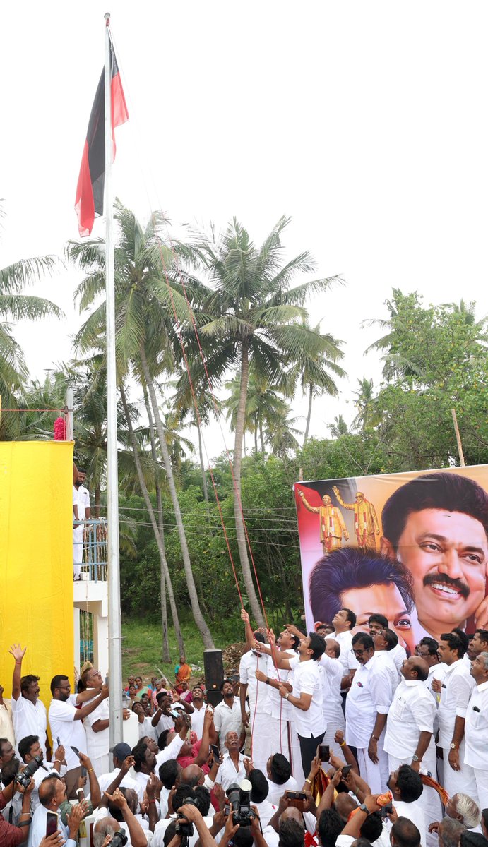 Udhaystalin's tweet photo. முத்தமிழ் அறிஞர் கலைஞர் அவர்களின் நூற்றாண்டை முன்னிட்டு தஞ்சாவூர் மத்திய மாவட்டம், திருவையாறு தெற்கு ஒன்றியம், கோனேரிராஜபுரம் - கருப்பூரில் கழகத்தின் இருவண்ண கொடியை ஏற்றி வைத்து, பேரறிஞர் அண்ணா - முத்தமிழ் அறிஞர் கலைஞர் திருவுருவச்சிலைகளை இன்று திறந்து வைத்தோம். 

மேலும், நம் கழகத்தலைவர் - மாண்புமிகு முதலமைச்சர் @mkstalin அவர்களின் உத்தரவின்பேரில், @dmk_youthwing சார்பில், திருவையாறு சட்டமன்றத் தொகுதிக்கான கலைஞர் நூலகத்தையும் அங்கு திறந்து வைத்து, அங்கு திரண்டிருந்த வேளாண் பெருங்குடி மக்களிடையே உரையாற்றினோம்.

2026-ல் மீண்டும் கழக அரசை அமைத்திட உறுதியேற்ற அப்பகுதி மக்களுக்கு என் அன்பும், நன்றியும்.

@SSP_MANICKAM @Anbil_Mahesh @TRBRajaa  @Govichezhian #DuraiChandrasekaran @Murasoli_tnj @ilaiyadmk #Mugilvendhan