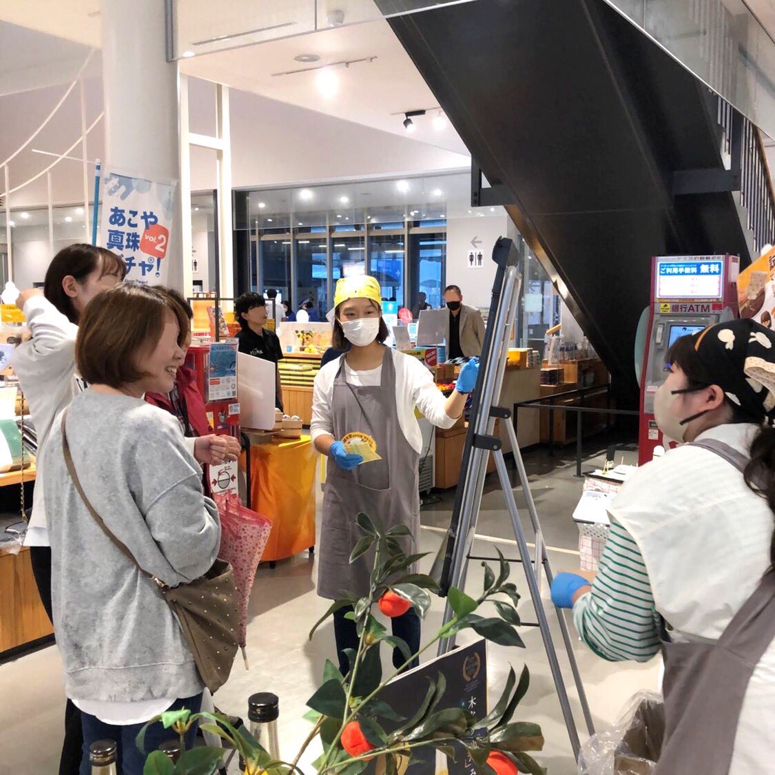 uchikoorogi's tweet photo. 愛媛大学のみなさんと試食イベント。
昆虫食アンケートは、驚きの結果でした😳
#来島海峡 #うちこおろぎスープカレー https://t.co/VZzeLMuGbo