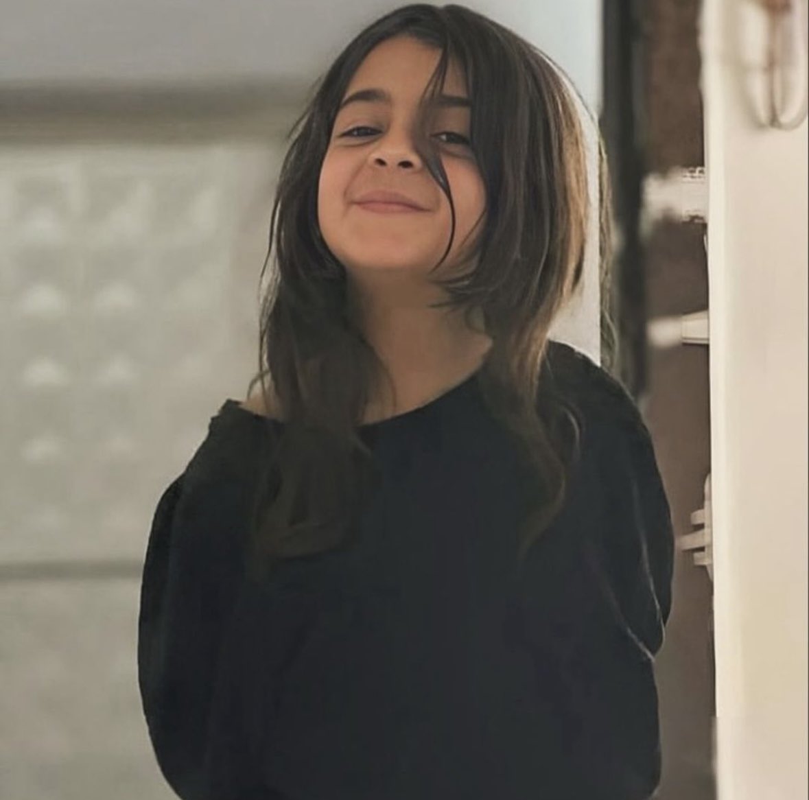ironikManifesto's tweet photo. Yani bunca zaman Nevzat Bahtiyar'ın katil olduğunu biliyordunuz ve bütün köy halkı onu korudu öyle mi? 
Aklımızla alay etmeyin, katilleri biliyoruz. Narin can çekişirken; eli değen, seyreden hepinize ağırlaştırılmış müebbet talep ediyoruz.  
İmza: HALK
#NarinDavasıHepimizin https://t.co/Me1zxm7zRg