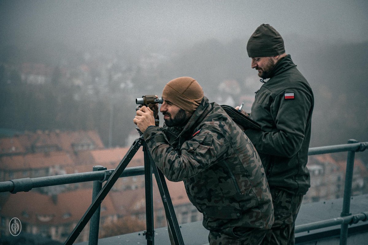 17WBZ's tweet image. #ForwardObserver 👁️
Areną ćwiczeń uczestników trzytygodniowego, kompleksowego szkolenia z zakresu kierowania ogniem artylerii stał się dach @LubuskiUW w Gorzowie Wlkp. 
Żołnierze #17WBZ wychodzą poza utarte schematy, wojskowe place ćwiczeń aby zdobywać nowe doświadczenia. 🤝