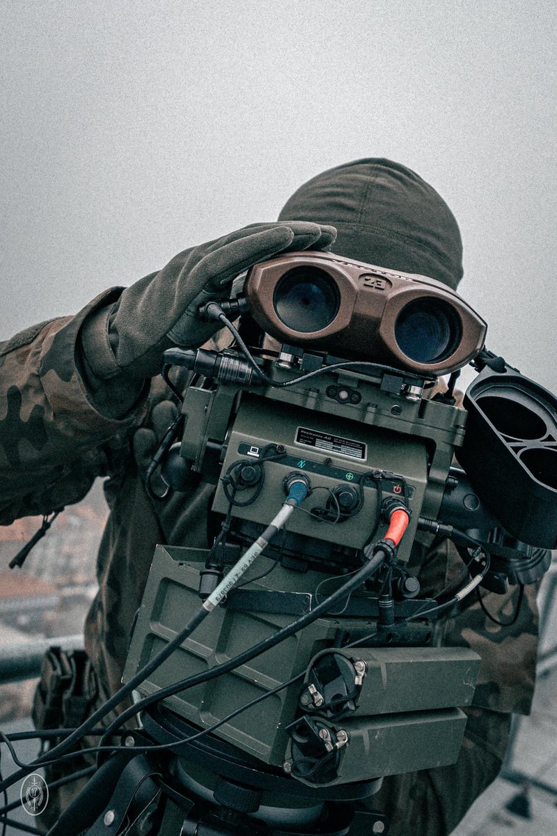 17WBZ's tweet image. #ForwardObserver 👁️
Areną ćwiczeń uczestników trzytygodniowego, kompleksowego szkolenia z zakresu kierowania ogniem artylerii stał się dach @LubuskiUW w Gorzowie Wlkp. 
Żołnierze #17WBZ wychodzą poza utarte schematy, wojskowe place ćwiczeń aby zdobywać nowe doświadczenia. 🤝