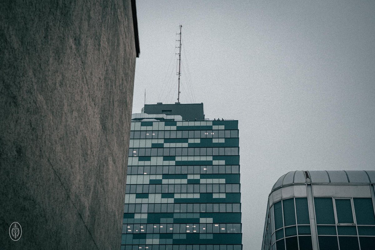 17WBZ's tweet image. #ForwardObserver 👁️
Areną ćwiczeń uczestników trzytygodniowego, kompleksowego szkolenia z zakresu kierowania ogniem artylerii stał się dach @LubuskiUW w Gorzowie Wlkp. 
Żołnierze #17WBZ wychodzą poza utarte schematy, wojskowe place ćwiczeń aby zdobywać nowe doświadczenia. 🤝