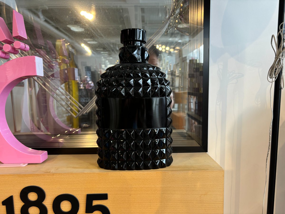 SamtopZora's tweet photo. #ResinPerfumeBottle #VisualMerchandising #DisplayProps #LuxuryDisplay #PerfumeDisplay #RetailDesign #CustomDisplays #BrandExperience #ResinArt #CreativeDisplays #FragranceDisplay #RetailSolutions #LuxuryVisualProps #SamtopDisplay #EcoFriendlyDisplay #SustainableRetail https://t.co/5D3H8pvqpL